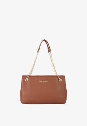 Sac fourre-tout en cuir marron avec des anses en chaîne dorée, présentant un design structuré et un détail de logo subtil à l'avant. Texture lisse partout.