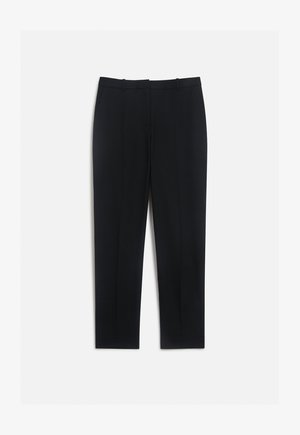 Pantaloni neri con un design sartoriale, caratterizzati da una texture liscia, pieghe frontali e due tasche laterali, realizzati in tessuto leggero.