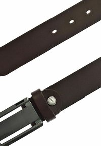Brauner Leder-Gürtel mit glatter Textur, rechteckiger Metall-Schnalle und mehreren Einstelllöchern. Mit einem silbernen Knopfdetail.