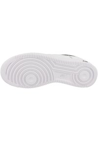 Suola di sneakers in gomma bianca con motivi circolari e scanalature; presenta un accento del logo in rilievo. Texture liscia con una forma arrotondata.