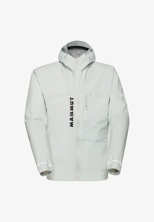 Lys grå vandtæt jakke med hætte, lynlås foran, reflekterende detaljer og et markant sort logo på venstre bryst.