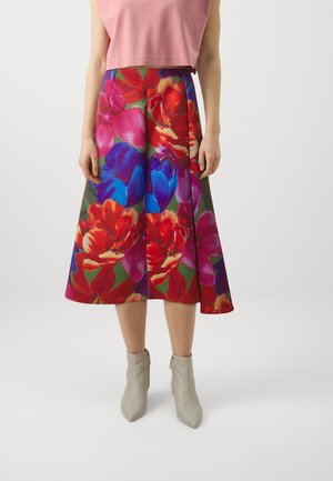 Blomster midi nederdel i livlige farver som rød, pink, blå og grøn; lavet af glat stof med en flared form og subtile plisseringer.