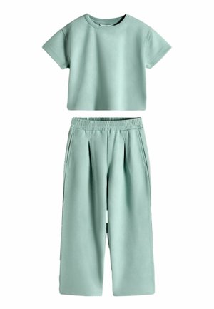 REGULAR FIT - INTERLOCK CROPPED SHORT SLEEVE  AND WIDE JOGGERS SET   - Jogginghose - teal blue