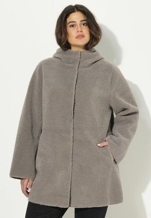 Grijze fleece jas met een hoge kraag, losse silhoeette, lange mouwen en zijzakken. Zachte textuur met een subtiel, fluffig ontwerp.