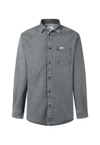 Grijze spijkerstof blouse met lange mouwen, voorzien van een knopenfront, kraag en een borstzak met een merkembleem. Zachte textuur en contrasterende steken zichtbaar.