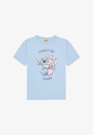 Helles blaues Baumwoll-T-Shirt mit einem bunten Cartoon-Graphic von zwei Figuren, die sich umarmen, umgeben von dem Text "CUDDLE ME HAPPY".