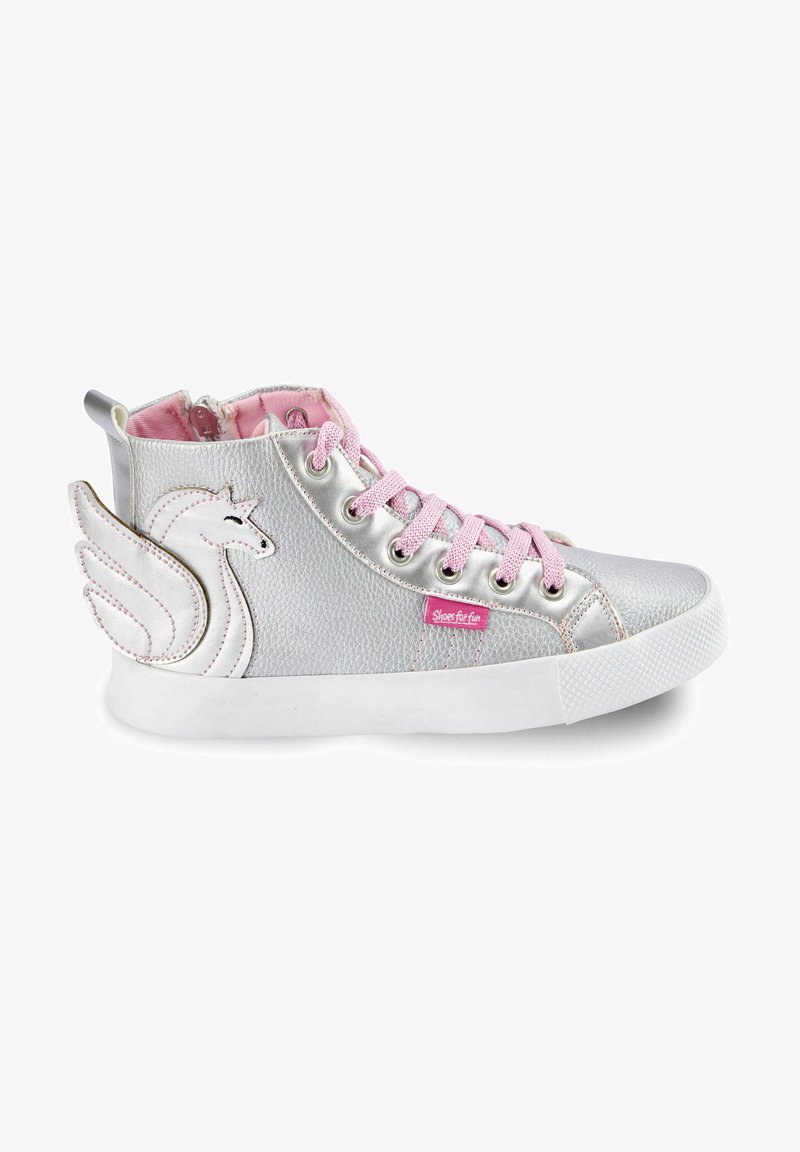 Stříbrné kožené vysoké tenisky s růžovými tkaničkami, bočním designem jednorožce a texturovaným povrchem. Bílé gumové podrážky s protiskluzovým vzorem.