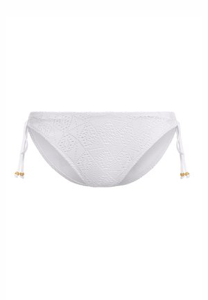 Parte inferior de bikini blanca con un diseño texturizado con patrones geométricos, lazos laterales ajustables y acentos en tono dorado.