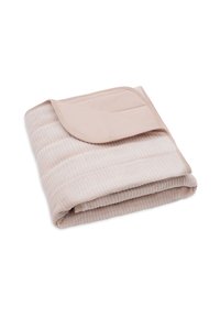 Couverture en velours côtelé beige doux, pliée avec un coin retourné, montrant une couture lisse sur le dessous, isolée sur un fond blanc.