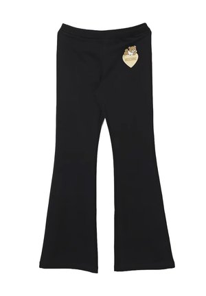Pantaloni neri a palazzo con vita elastica e una piccola toppa a forma di cuore beige che presenta un orsetto e il testo "Moschino" sull'anca.