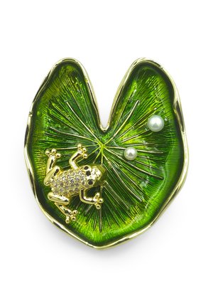 Broche en ton doré en forme de nénuphar vert, avec une surface texturée, une grenouille ornée de strass et deux accents en perles.