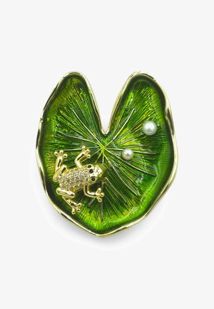 Spilla dorata a forma di foglia di ninfee verde, con superficie texturizzata, una rana decorata con strass e due accenti di perle.