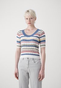 Večbarvni kratki pulover z rebrasto teksturo, širokim okroglim izrezom in kratkimi rokavi. Barve vključujejo modro, zeleno, rdečo, rumeno in belo.