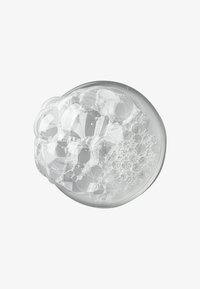 Plat en verre transparent avec des bulles et de la mousse blanches, présentant une variété de formes et de tailles de bulles. Surface lisse avec une qualité réfléchissante.