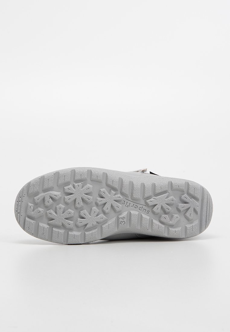 Graue Sneaker-Sohle mit einer strukturierten Gummisohle, die Schneeflockenmuster und horizontale Rillen für bessere Griffigkeit aufweist. Verstärkt für Langlebigkeit.