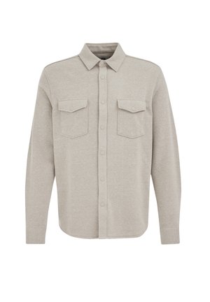 Svijetlosiva košulja s dugim rukavima, ovratnikom, dva džepa na prsima i dugmadi sprijeda. Izrađena od mekog, teksturiranog materijala. Zaobljen rub.