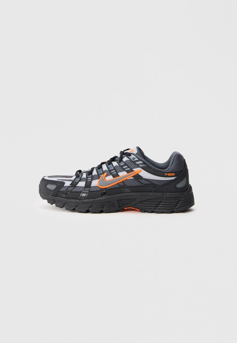 Crne i sive Nike P-6000 tenisice s narančastim swoosh logom i crnim vezicama, prikazane sa strane na jednostavnoj pozadini.
