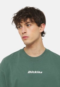 Dickies ENTERPRISE TEE - Triko s potiskem - dark forest