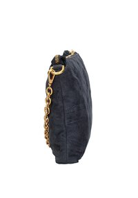 Clutch bag in suede nero con una tracolla in metallo dorato, dotata di chiusura a zip e dettagli embossati su un lato. Forma piatta e rettangolare.