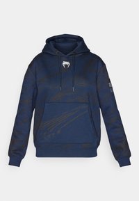 Felpa con cappuccio di colore blu navy, con un motivo testurizzato, tasca a marsupio e cappuccio regolabile. Presenta un logo bianco sul petto e dettagli neri.