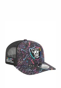 Schwarze Kappe mit einem bunten Spritzmuster, auf der Vorderseite mit einem Raiders-Logo und einem Netzrücken; enthält ein "Crucial Catch"-Etikett.