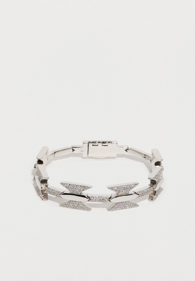 Ασημένιο βραχιόλι με γεωμετρικό σχέδιο, που διαθ έτει εναλλασσόμενα γυαλιστερά και υφή σχήματα σε μορφή βέλους, ασφαλισμένο με κούμπωμα.
