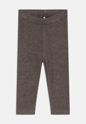 Leggings marroni a coste realizzati in tessuto morbido, dotati di una cintura elastica e gambe aderenti, con una texture liscia sulla superficie.