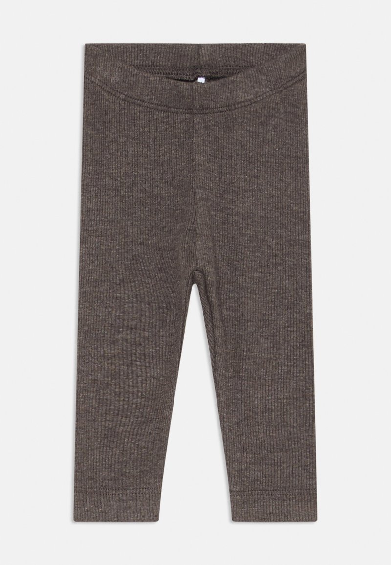 Barna, bordázott leggings puha anyagból, rugalmas derékkal és feszes szárakkal, sima felszínnel.