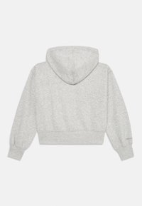Haut sweatshirt gris court avec une texture douce, doté d'une capuche, de poignets et d'un ourlet côtelés, conçu dans un style minimaliste avec des lignes épurées.