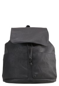 Sac à dos en cuir noir avec fermeture à rabat, poches avant et détail à cordon. Surface texturée et matériau doux. Design simple.