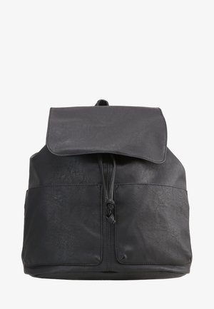 Czarny skórzany plecak z klapą zamykającą, przednimi kieszeniami i wiązaniem na sznurek. Teksturowana powierzchnia i miękki materiał. Prosty design.