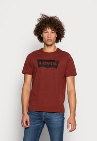 Levi's® GRAPHIC CREWNECK TEE - T-shirt estampada - fired brick