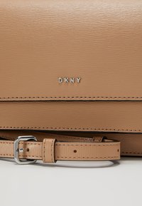 DKNY Axelremsväska - nude