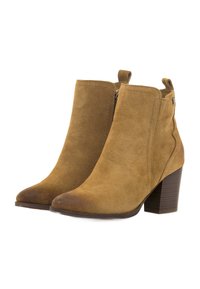Stivaletti ankle in suede marrone con punta affusolata, parte superiore testurizzata e tacco a blocco di media altezza. Presentano una cerniera laterale e un'etichetta per una facile calzata.