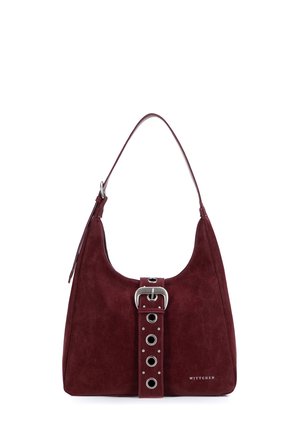 Borsa a spalla in pelle scamosciata bordeaux con una tracolla larga dotata di grandi occhielli argentati e dettaglio fibbia, marchiata Wittchen nell'angolo in basso a destra.
