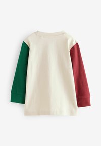 Cremefarbenes Langarmshirt mit grünem und kastanienbraunem Raglanärmel. Aus Baumwolle hergestellt; verfügt über einen Rundhalsausschnitt und einen geraden Saum.