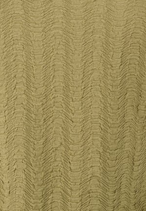 Tissu texturé vert olive discret avec un motif linéaire ondulé subtil créant un effet de vaguelettes sur la surface.