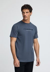 Mörkblå bomulls-t-shirt med korta ärmar, rundad halsringning och präglad "POLO CLUB ESTABLISHED 2012" logotyp på bröstet.