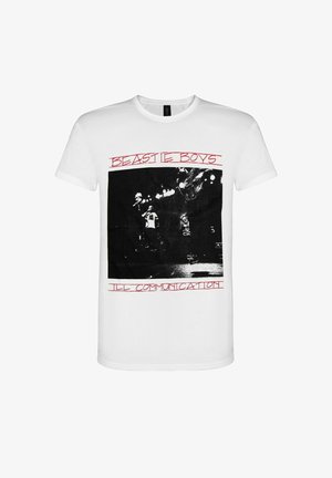 Camiseta blanca de algodón con un estampado gráfico negro de los Beastie Boys y un texto rojo que dice "ILL COMMUNICATION" en la parte inferior.