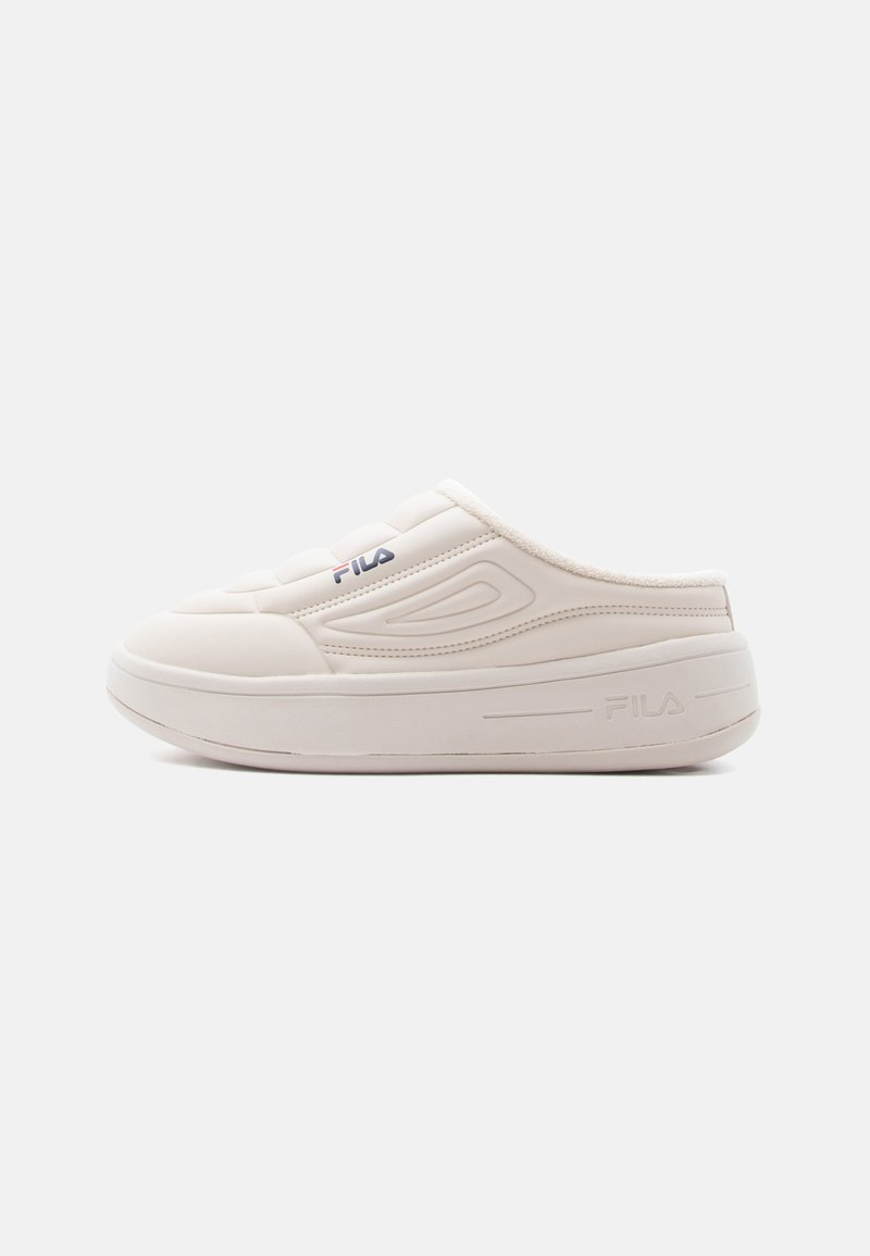 Baskets beige FILA à enfiler avec une tige matelassée, un col rembourré et des accents texturés sur les côtés. Semelle basse profil avec un branding subtil.