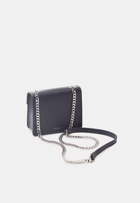 Borsa a tracolla nera in pelle sintetica con tracolla in catena argentata, forma rettangolare, superficie testurizzata e logo discreto sul davanti.