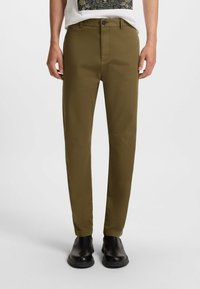 Olijfgroene broek met een rechte pijp, zijzakken en een enkele knoopsluiting. Gemaakt van een gladde, duurzame stof.