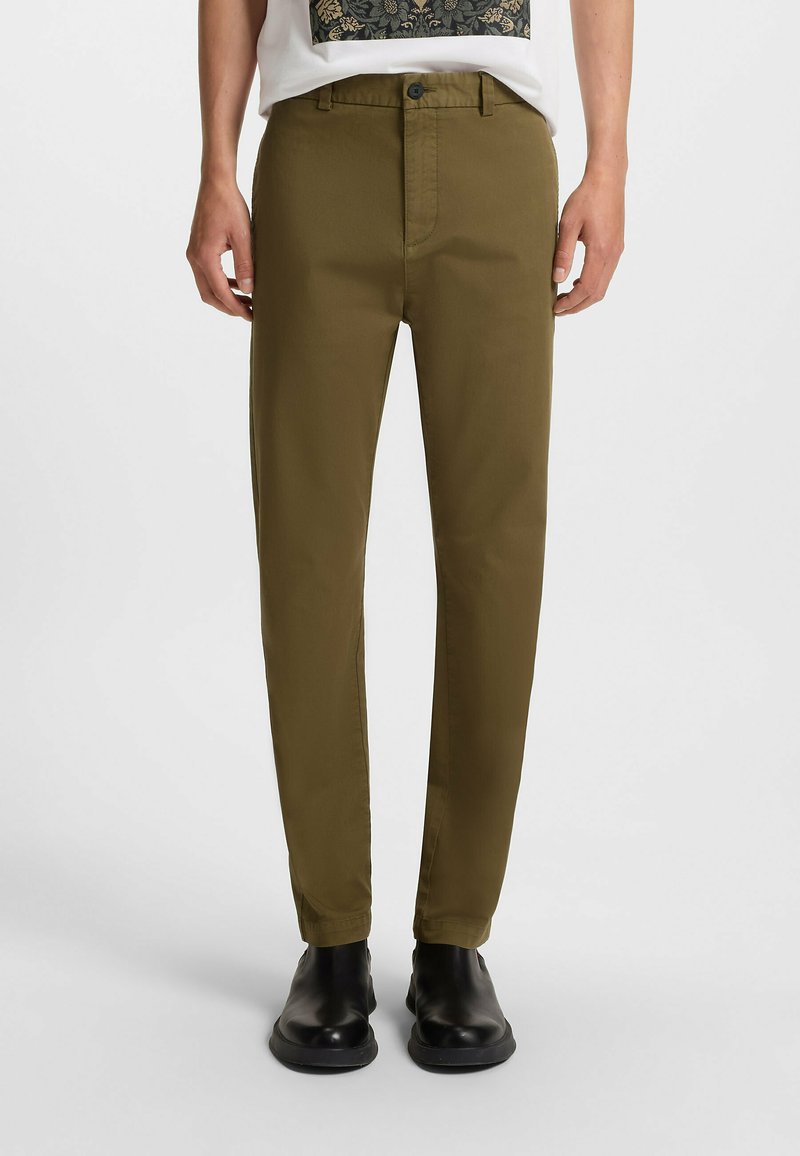 Olijfgroene broek met een rechte pijp, zijzakken en een enkele knoopsluiting. Gemaakt van een gladde, duurzame stof.