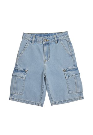 Pantaloncini cargo in denim azzurro chiaro con tasche laterali con patta, tasche anteriori, passanti per cintura e chiusura con bottone.