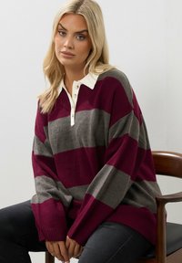 Långärmad, burdgundy och grå randig tröja med en krämfärgad krage, med en knappstängning vid halsen och en avslappnad passform.