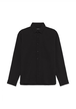 Črna majica z dolgimi rokavi iz teksturirane tkanine, z ovratnikom z gumbi in ravnim robom. Šest gumbov spredaj, brez vzorcev ali poudarkov.