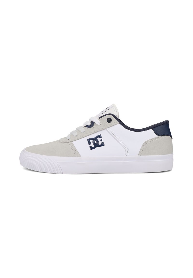 Graue und weiße Sneaker mit Obermaterial aus Wildleder und Synthetik, Schnürdesign, blauen Akzenten und Logo an der Seite. Gummisohle mit strukturiertem Griff.