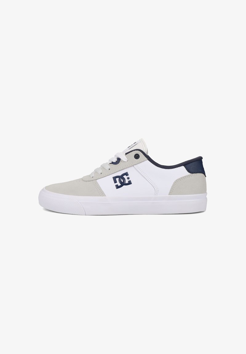 Szare i białe sneakersy z zamszowej i syntetycznej cholewki, zawiązywanym designem, niebieskimi akcentami i logo po boku. Gumowa podeszwa z teksturowanym bieżnikiem.