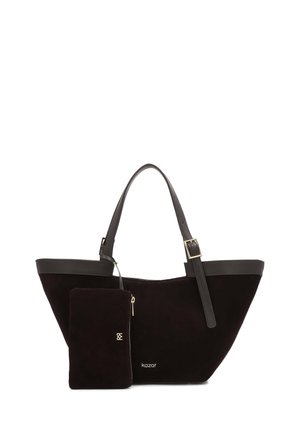 Sac fourre-tout en daim noir avec poignées en cuir ajustables et petite pochette assortie zippée attachée, présenté sur fond blanc.