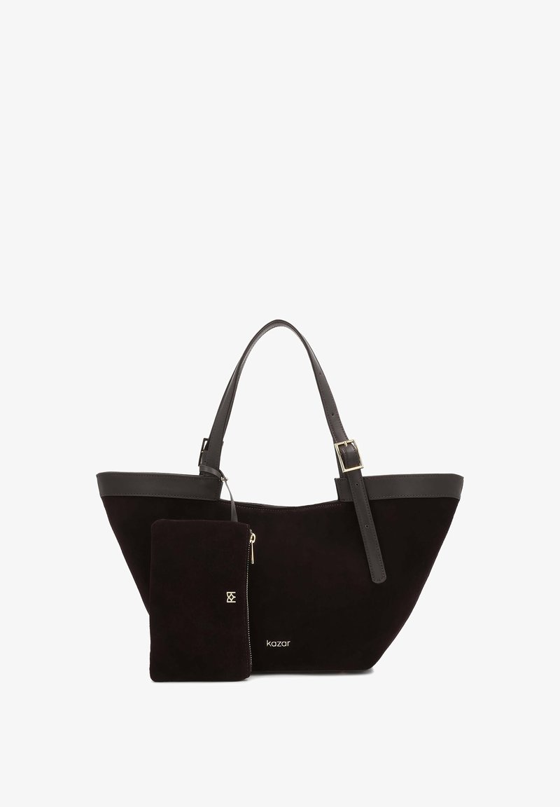 Sac fourre-tout en daim noir avec poignées en cuir ajustables et petite pochette assortie zippée attachée, présenté sur fond blanc.